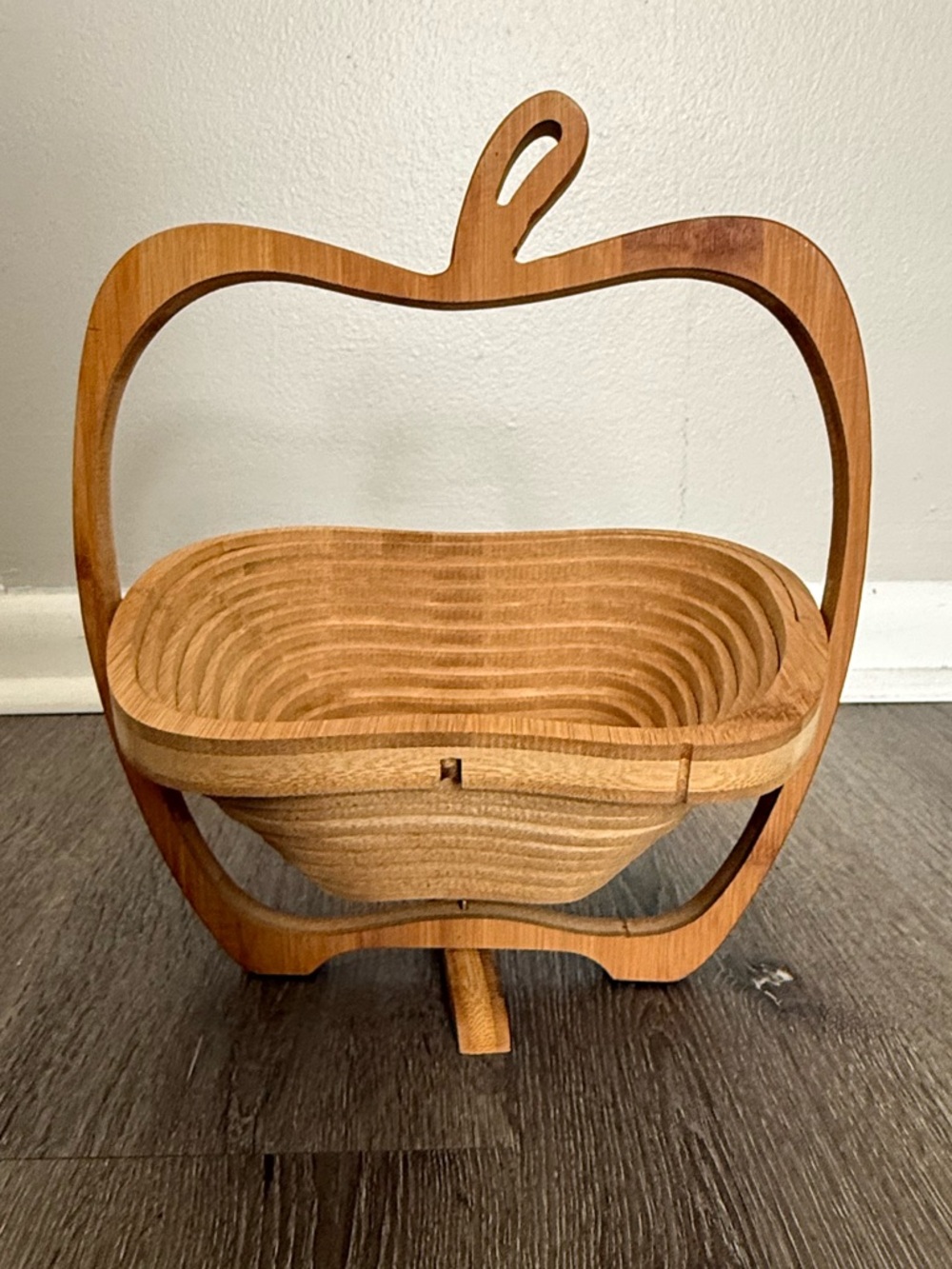 Bonnie & Pop New York Expandable Wooden Apple Cutting Board Fruit Tray Basket